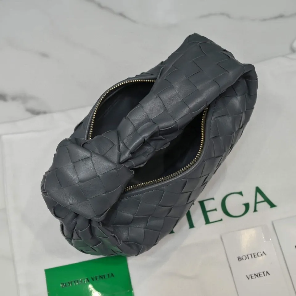 Batch 1120 BV Bottega Veneta's new early spring women's MINI JODIE handbag BV bag 🔥The new method is based on the original rounded corners, knotted with classic woven leather round hobo bag, The most iconic triangular pull-out design, using sheepskin draped soft shape, is super suitable for concave shapes~ Jodie feels really gentle to people, and is definitely the best item for daily matching. It has the same weave, new elements and twists, is compact and versatile, and is the new favorite of street style Internet celebrities! Dimensions: 23x28x8 Model: 6699-1